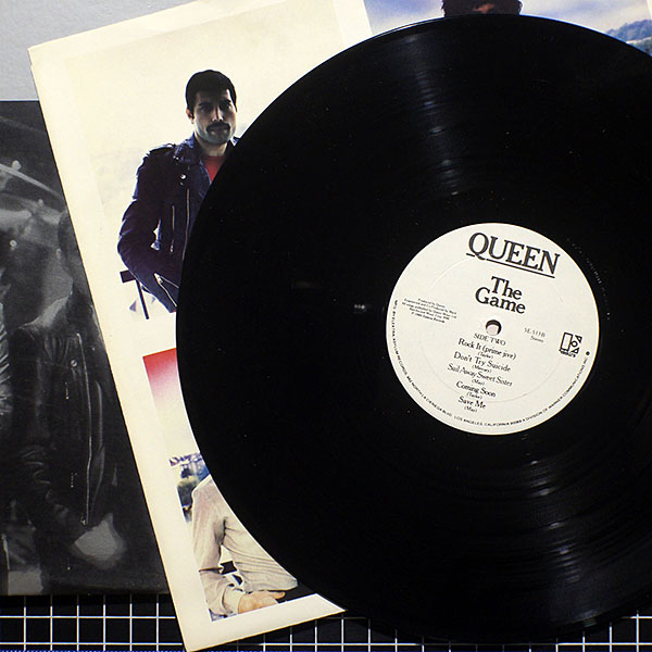 Queen / The Game / metallic cover / with insert / Elektra 5E-513  (VG+/VG) [J3]